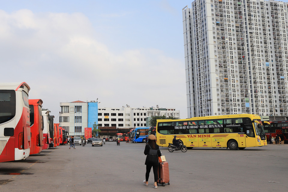 Tình trạng vắng vẻ tương tự như bến xe Giáp Bát, trong khuôn viên bến xe Nước Ngầm chủ yếu là các tài xế và xe ôm chở hàng kí gửi. (Ảnh: Hoài Nam/Vietnam+)