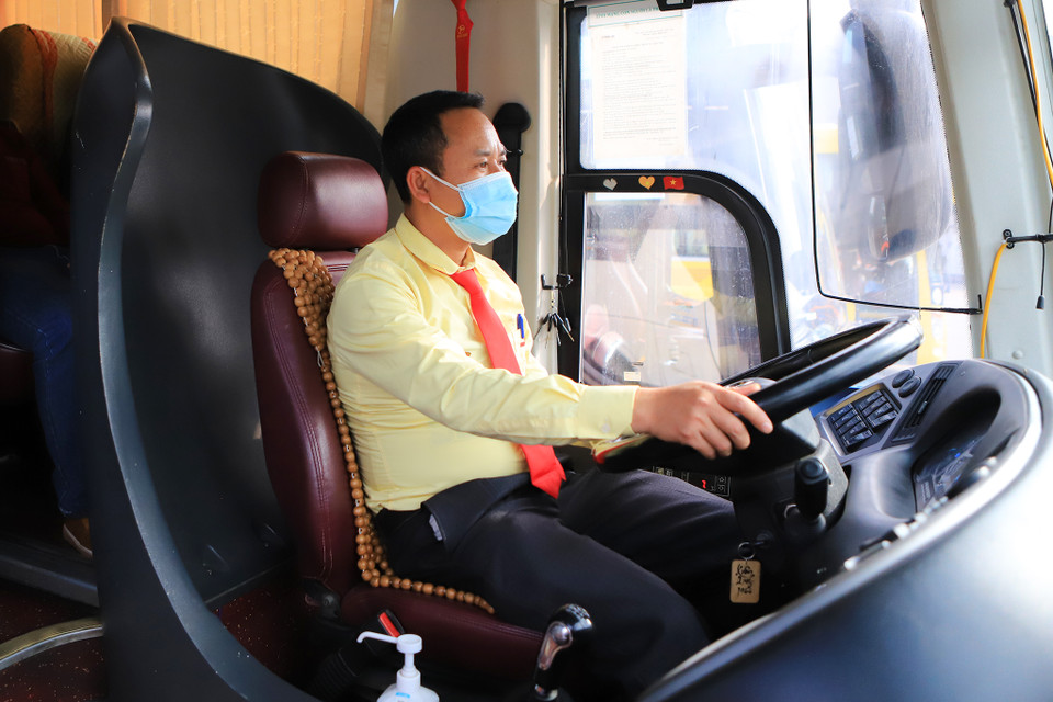 Anh Cao Tiến Huy chạy xe về bến Bắc Vinh bộc bạch: 'Chúng tôi chạy 3 chuyến lỗ 11 triệu rồi, chưa thấy năm nào như năm nay, nhà xe phải bỏ tiền túi ra để đảm bảo các chuyến.’ (Ảnh: Hoài Nam/Vietnam+)