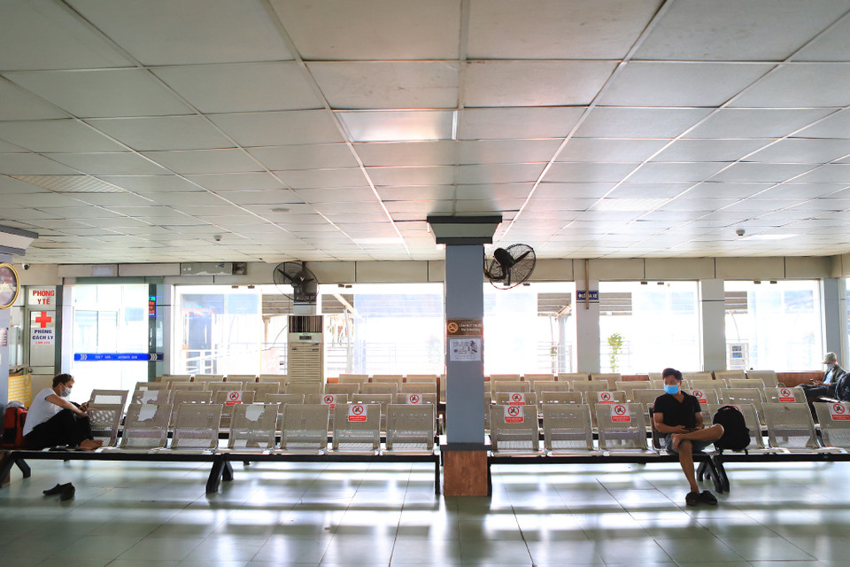 Khu vực ghế chờ tại phòng vé chỉ có một vài người, các quầy bán vé ngao ngán đợi khách hàng. (Ảnh: Hoài Nam/Vietnam+)