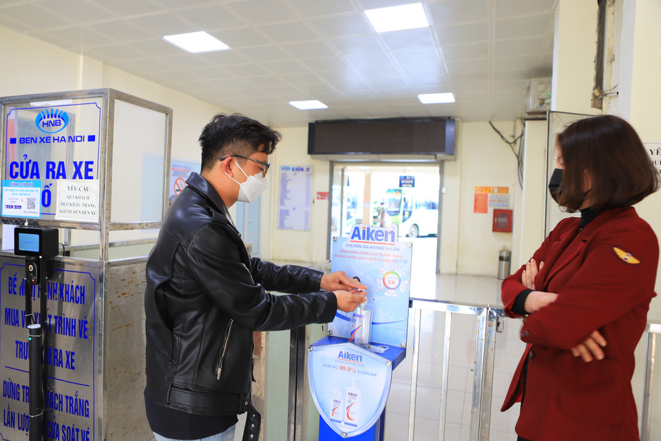 Tại các bến xe có bố trí chai sát khuẩn cho hành khách trước khi vào khu vực bãi xe. (Ảnh: Hoài Nam/Vietnam+)