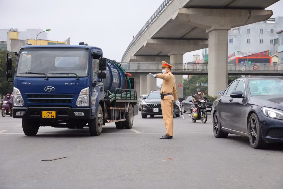 Cụ thể, các phương tiện tuyến cao tốc Hà Nội - Hải Phòng phân luồng tại các nút giao Vành đai 3, nút giao Quốc lộ 10, nút giao Đường tỉnh 353 (đi Quốc lộ 5), nút giao Quốc lộ 39 (đi Phố Nối, Hưng Yên) và nút giao Quốc lộ 38B (đi Quốc lộ 37 đến Hải Dương). (Ảnh: PV/Vietnam+)