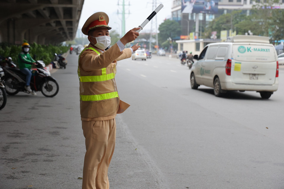 Thực hiện ý kiến chỉ đạo của lãnh đạo Ban chỉ huy đơn vị, các đội đã bố trí đầy đủ lực lượng trên tất cả các tuyến, kịp thời phát hiện những điểm xung đột và đảm bảo an toàn cho người dân tham gia giao thông dịp Tết Nguyên đán. (Ảnh: PV/Vietnam+)
