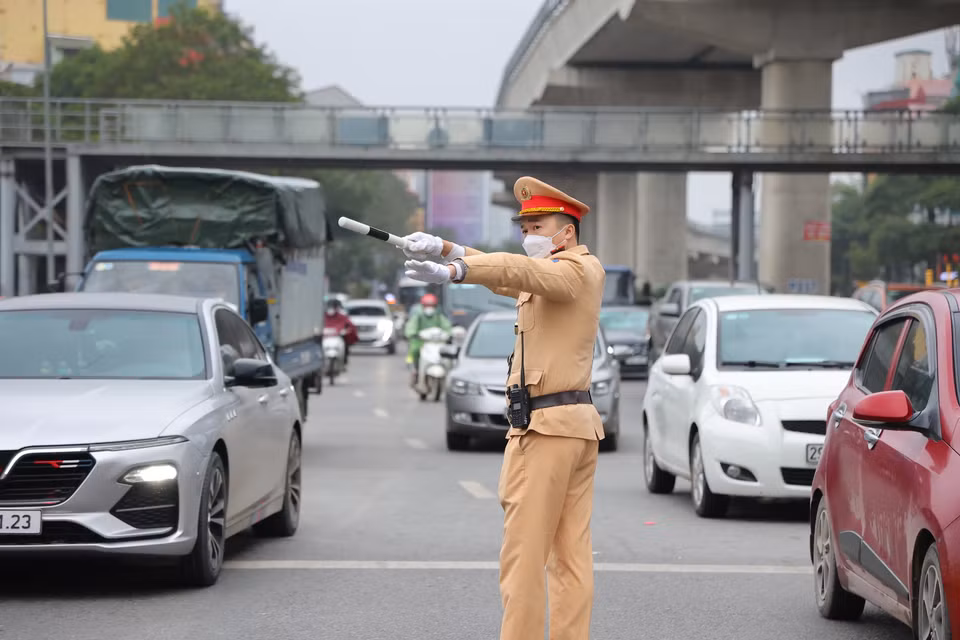 Mọi năm tại bến xe Mỹ Đình thường xuyên diễn ra cảnh tấp nập người dân chuẩn bị về quê vào ngày 27-28 Âm lịch, nhưng năm nay đường phố rất thông thoáng. (Ảnh: PV/Vietnam+)
