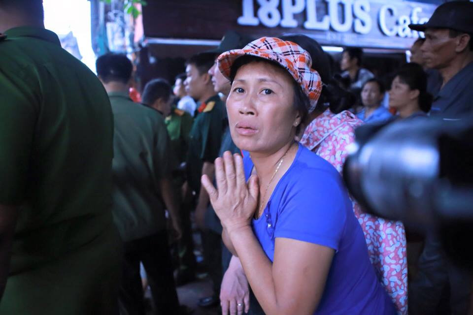 (Người nhà nạn nhân lo lắng bên ngoài hiện trường. (Ảnh: Lê Minh Sơn/Vietnam+)
