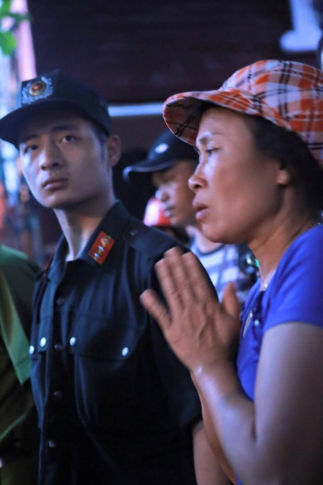 (Người nhà nạn nhân lo lắng bên ngoài hiện trường. (Ảnh: Lê Minh Sơn/Vietnam+)