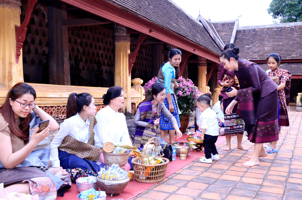 Cả gia đình đủ các thế hệ đang chờ đến lượt để thực hiện để thực hiện các nghi thức tôn giáo trong Bun Okphansa. (Ảnh: Phạm Kiên/TTXVN)