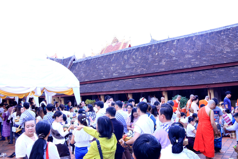 Ngay từ sáng sớm, đã có rất đông phật tử đổ về các chùa trên khắp thủ đô Viêng Chăn để thực hiện các nghi thức tôn giáo của Bun Okphansa. (Phạm Kiên/TTXVN)