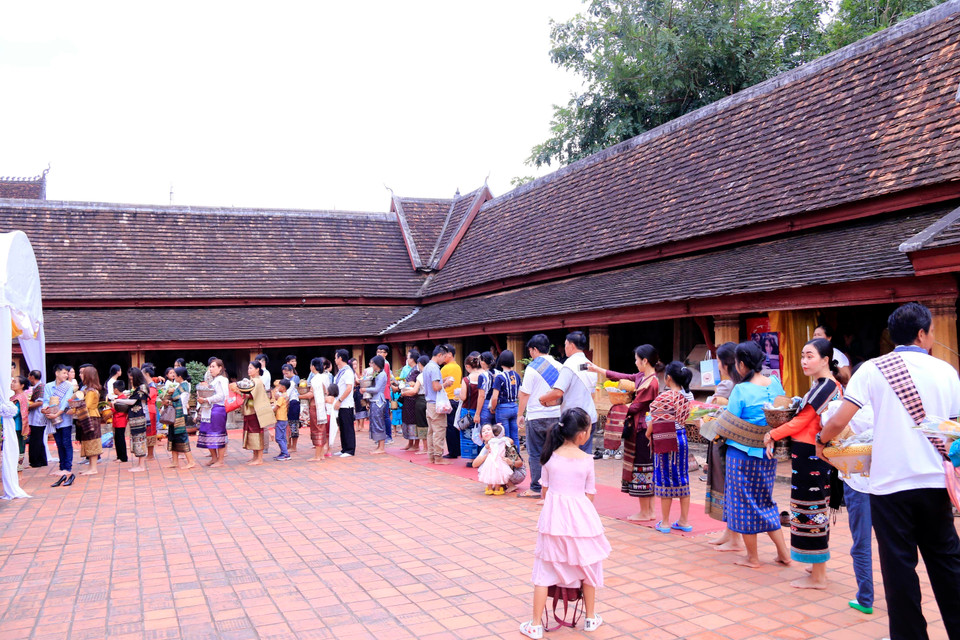 Người dân xếp hàng rất trật tự, trong không khí trang nghiêm và trầm mặc. (Ảnh: Phạm Kiên/TTXVN)