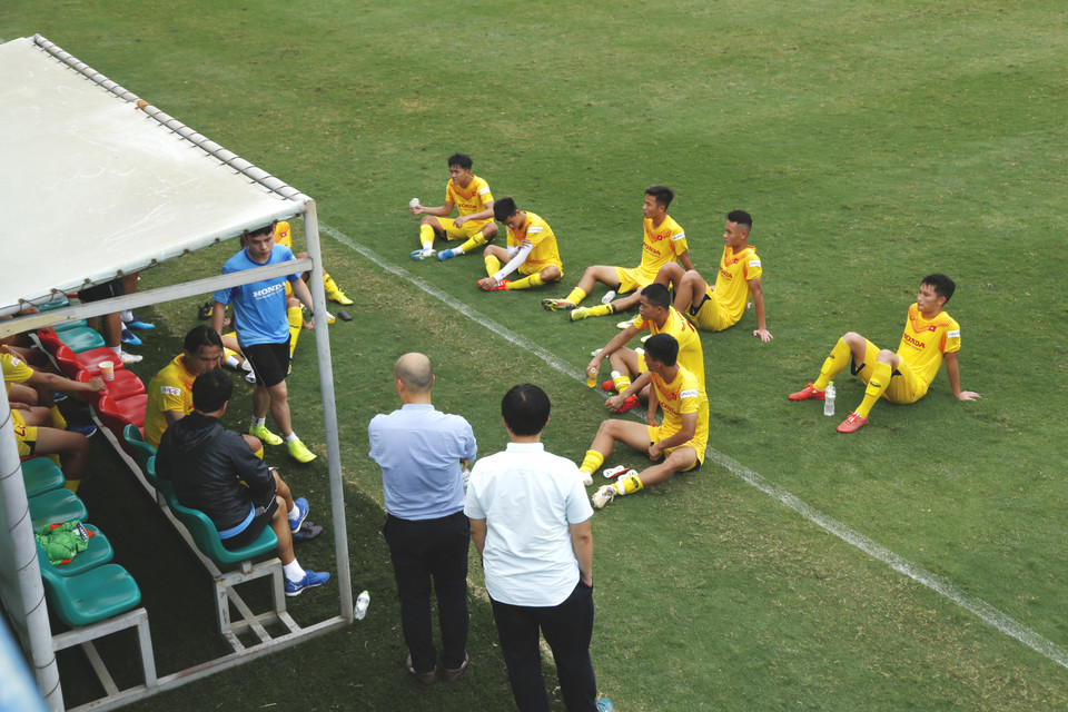  Trợ lý Lee Young-Jin có nhiều nhắc nhở với các cầu thủ ở giờ nghỉ giữa các hiệp đấu tập. Ông Lee cùng huấn luyện viên Park Hang-seo làm việc rất vất vả ở buổi tập chiều 2/7. (Ảnh: Phương Linh/Vietnam+)