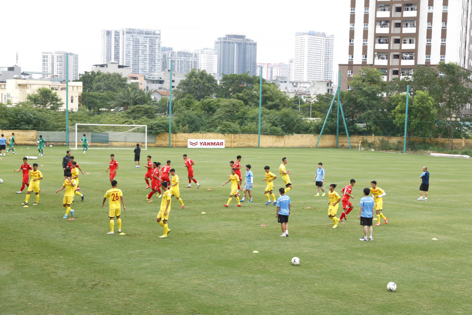 Huấn luyện viên Park Hang-seo quan sát rất kỹ cầu thủ từ bài tập khởi động. Ông muốn chọn ra những nhân tố đặc biệt và tốt nhất. (Ảnh: Phương Linh/Vietnam+)