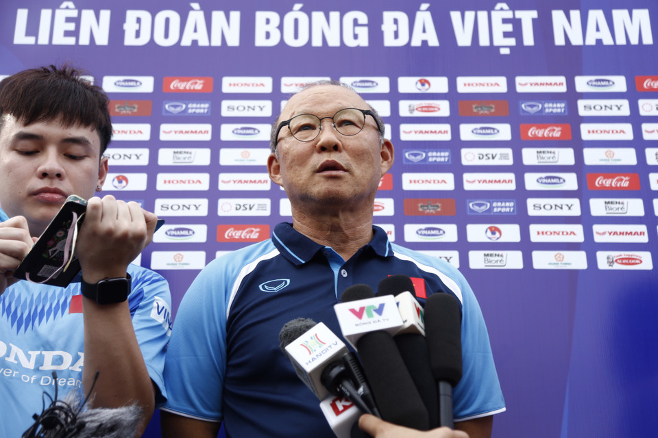 Trước buổi tập, ông Park chia sẻ trước truyền thông các vấn đề liên quan đến chất lượng lứa cầu cầu thủ U22 Việt Nam hiện tại. Huấn luyện viên này đánh giá bóng đá Việt Nam đang thiếu đi những cầu thủ chất lượng như Xuân Trường, Công Phượng trước đây. (Ảnh: Phương Linh/Vietnam+)