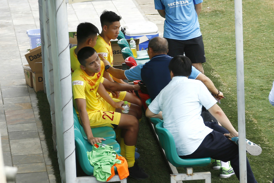 HLV Park Hang-seo bóp vai, động viên các cầu thủ trẻ chưa chưa có nhiều cơ hội ra sân. Ông hiện muốn tìm nhiều “tiểu Công Phượng” cho bóng đá Việt Nam với mục tiêu lâu dài. (Ảnh: Phương Linh/Vietnam+)