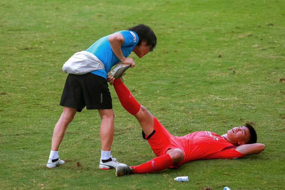 Thể trạng của các cầu thủ trẻ được gọi lên tuyển đợt này dường như có vấn đề. Họ liên tục bị căng cơ, chuột rút khi thể lực đi xuống nhanh với cường độ thi đấu cao. (Ảnh: Phương Linh/Vietnam+)