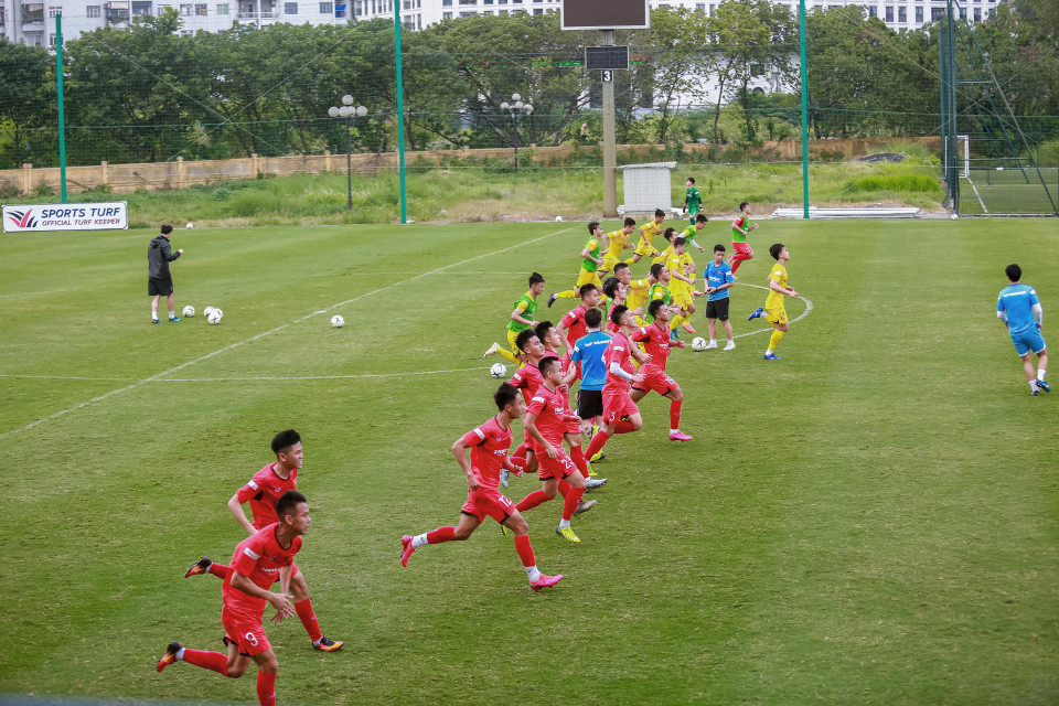 Các cầu thủ trẻ U22 Việt Nam bắt đầu buổi tập bằng bài khởi động cơ bản, làm nóng cơ thể với tinh thần tốt. Ai trong số họ cũng muốn thể hiện mình tốt nhất ở lần lên tuyển này. (Ảnh: Phương Linh/Vietnam+)