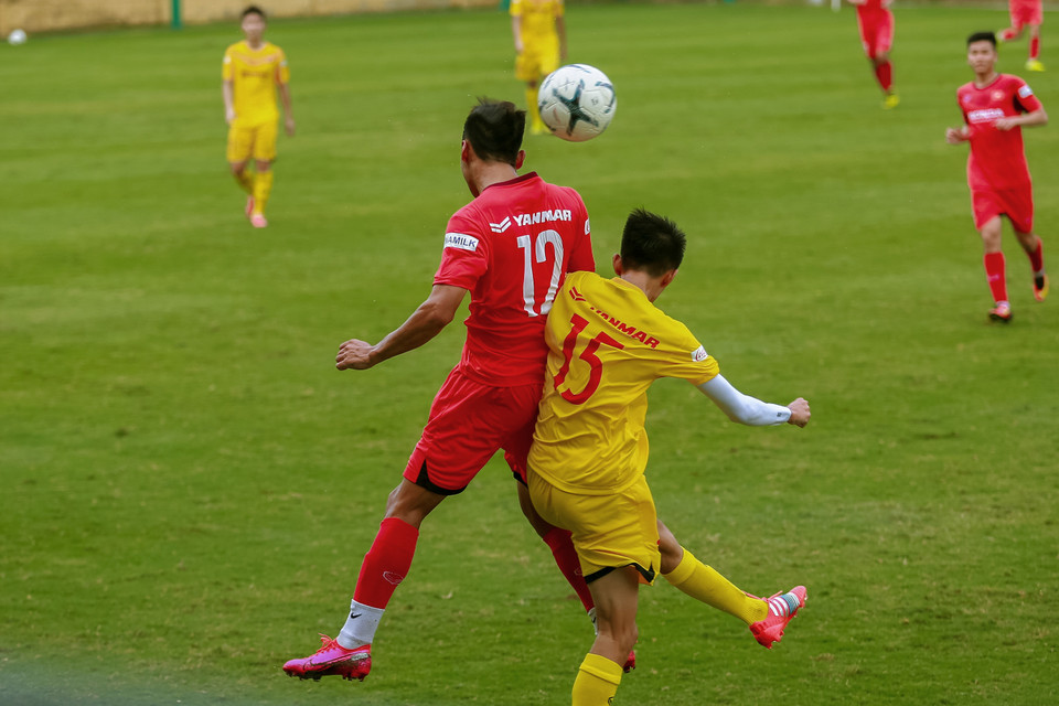 Dù là thi đấu nội bộ, hai đội hình của U22 Việt Nam thi đấu quyết liệt và không thiếu những pha va chạm. (Ảnh: Phương Linh/Vietnam+)