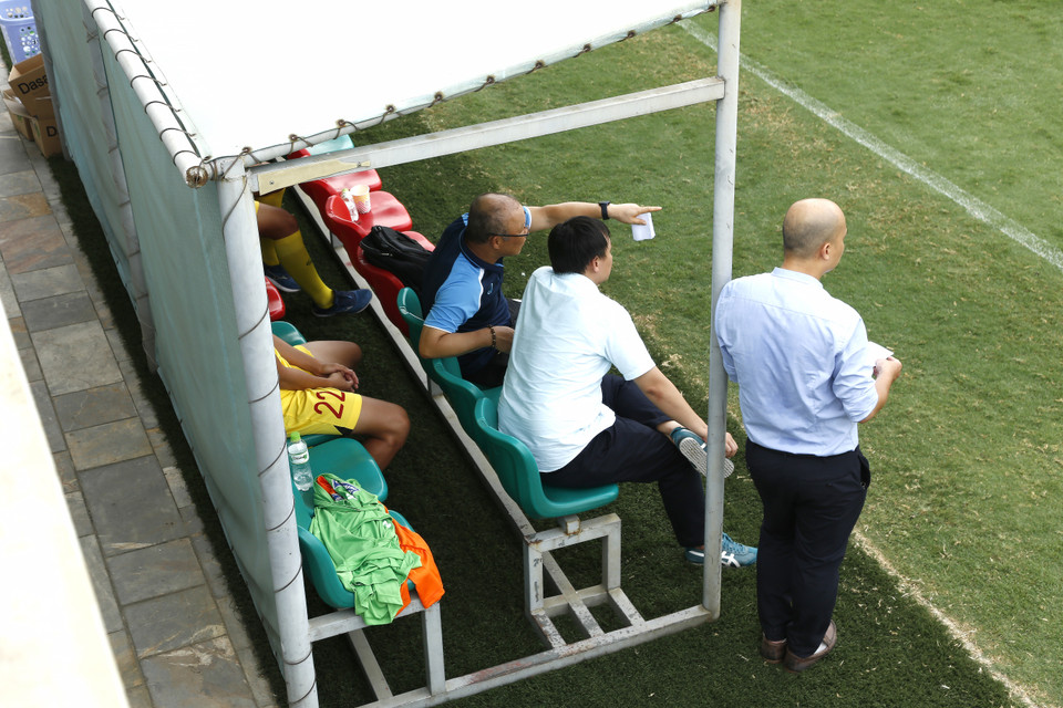 Ông Park trao đổi nhiều với trợ lý về công tác chuyên môn bên cạnh việc theo dõi từng cá nhân và đưa ra nhận xét. (Ảnh: Phương Linh/Vietnam+)