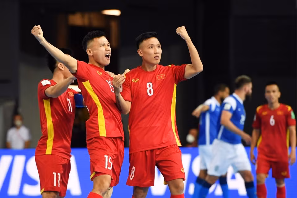 Đội tuyển futsal Việt Nam ghi bàn vào lưới đội bóng đứng thứ hai thế giới Brazil ở trận đấu đầu tiên tại FIFA Futsal World Cup 2021 vào lúc 0 giờ hôm nay (14/9). (Ảnh: Getty Images)