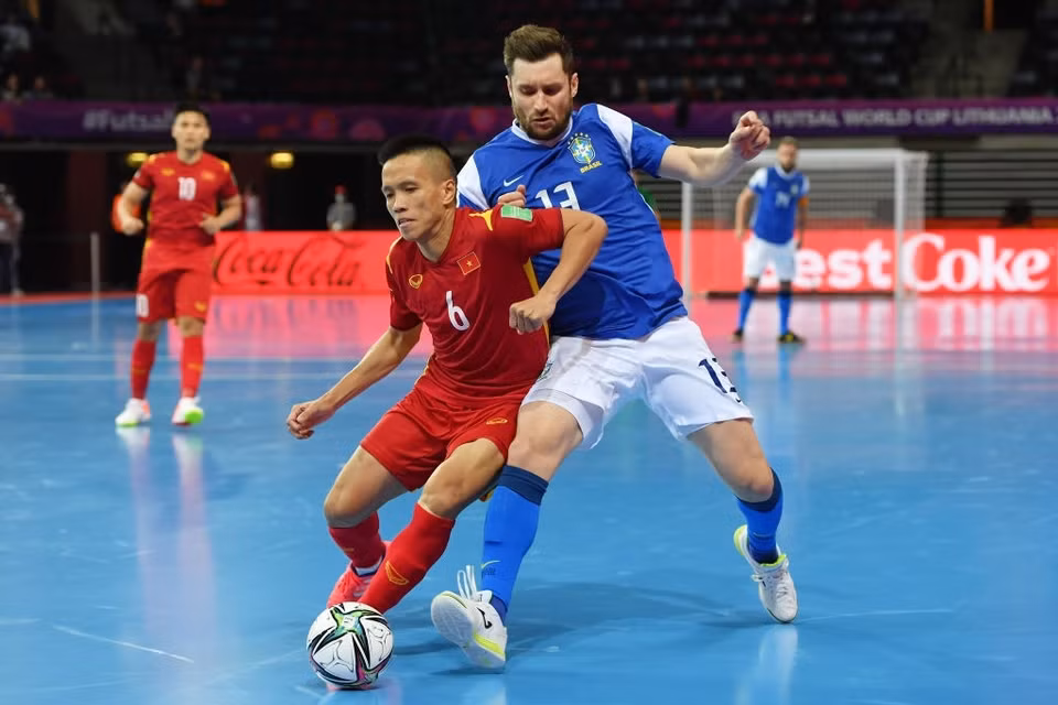 Bởi vì, trước đối thủ từng 5 lần vô địch Futsal World Cup, đội tuyển futsal Việt Nam không tránh được thất bại, thậm chí với tỷ số đậm 1-9. (Ảnh: Getty Images)