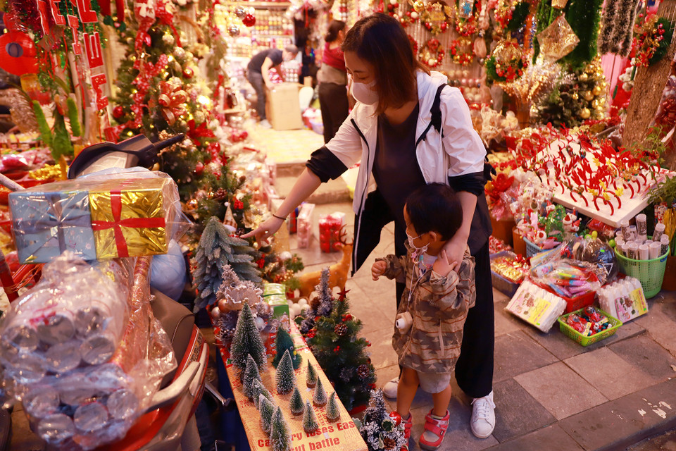 Chị Tomomi - người Nhật Bản cùng con gái đi sắm đồ đón giáng sinh đầu tiên tại Việt Nam. (Ảnh: Hoài Nam/Vietnam+)