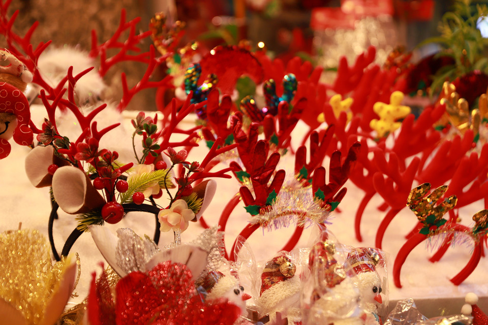 Khách hàng đến đây mua sắm rất đông, bởi có nhiều mặt hàng với giá tiền từ thấp đến cao phù hợp với nhiều đối tượng. (Ảnh: Hoài Nam/Vietnam+)