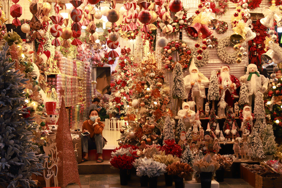 Tuy nhiên, do ảnh hưởng của dịch bệnh nên năm nay sức mua giảm nhiều so với mọi năm. Nhiều cửa hàng còn "ngao ngán" đợi khách đến. (Ảnh: Hoài Nam/Vietnam+)