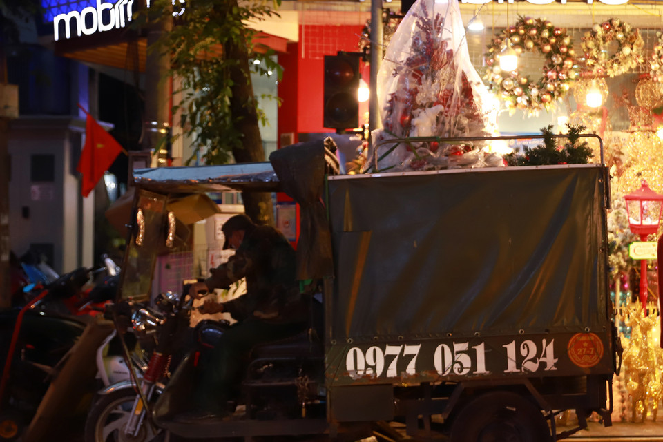  Một số cửa hàng phục vụ khách hàng bằng cách ship đồ do nhiều người lo ngại dịch bệnh cũng như không có thời gian đến cửa hàng xem. (Ảnh: Hoài Nam/Vietnam+)