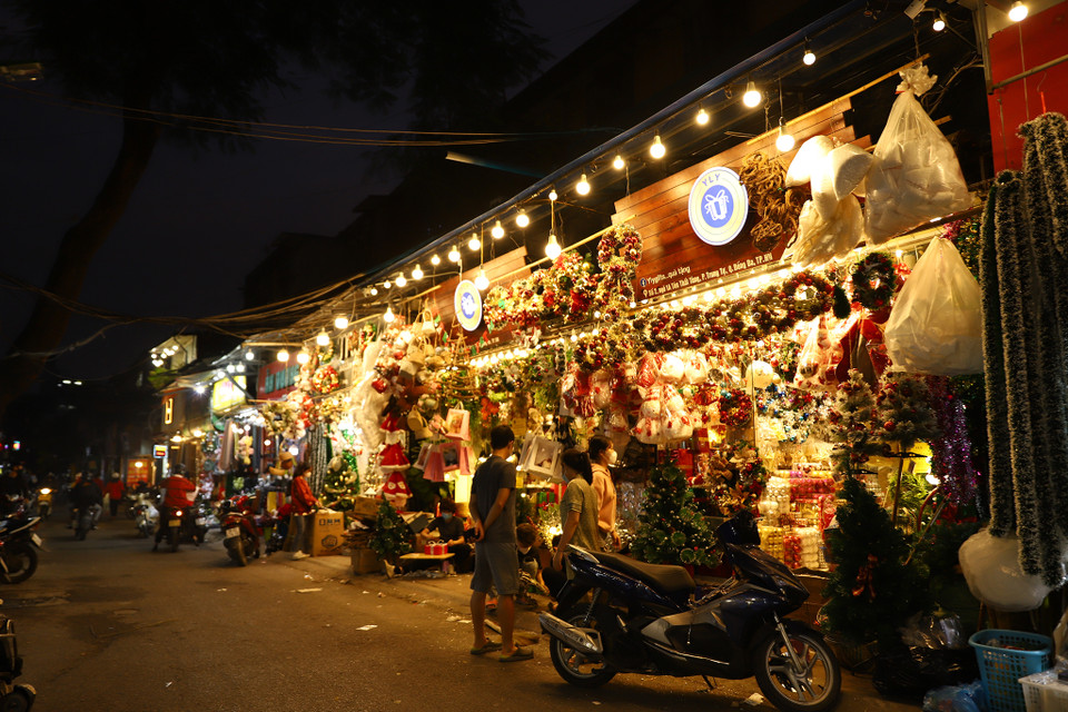 Phố quà lưu niệm A8 Tôn Thất Tùng đã rực rỡ đèn và sắc màu của những món đồ trang trí Noel. (Ảnh: Hoài Nam/Vietnam+)