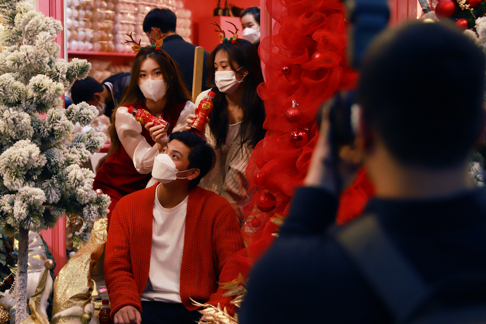 Không chỉ là nơi mua sắm, Hàng Mã còn là địa điểm "check in" của giới trẻ. (Ảnh: Hoài Nam/Vietnam+) 