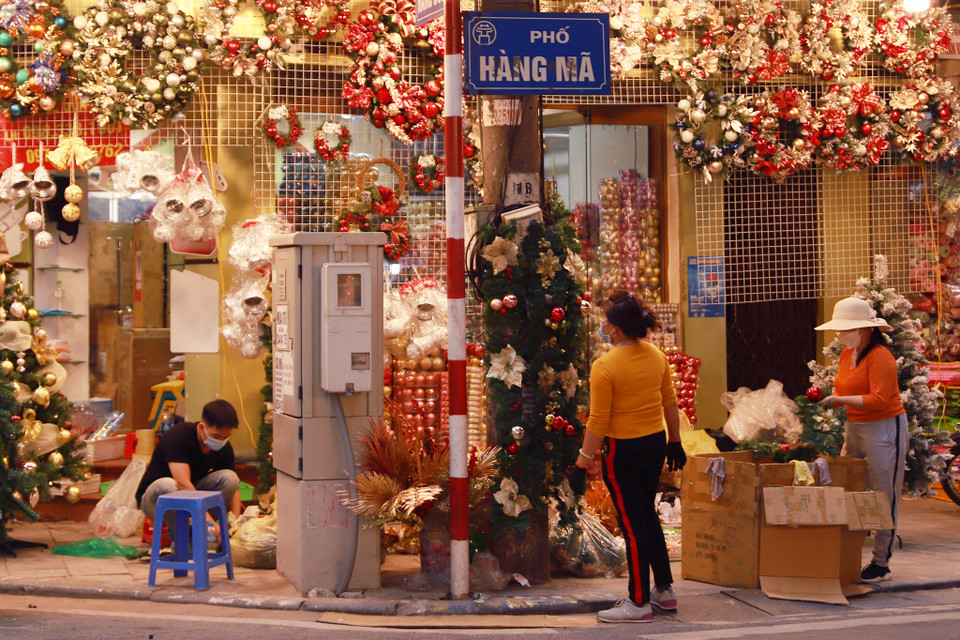 Hàng Mã cũng là cái tên không còn quá xa lạ với người dân, là nơi chuyên cung cấp đồ trang trí phục vụ nhu cầu lớn của người dân đặc biệt vào các dịp như Tết Nguyên đán, Tết thiếu nhi, Tết Trung thu, Giáng sinh bởi những mặt hàng bán theo kiểu “ mùa nào thức nấy”. (Ảnh: Hoài Nam/Vietnam+)