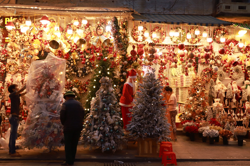 Vào dịp Giáng sinh, phố Hàng Mã sẽ “thay áo” rực rỡ của cây thông Noel, ông già Noel,chuông, hoa,… (Ảnh: Hoài Nam/Vietnam+)