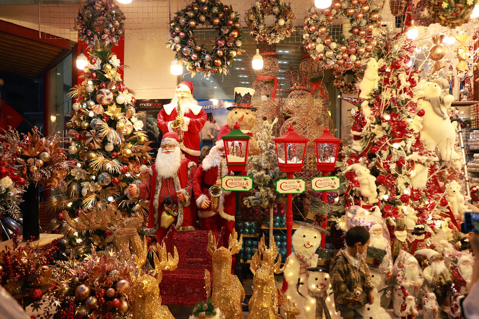 Trong số đó có các đồ biểu tượng của dịp Giáng sinh như cây thông, tuần lộc, vòng nguyệt quế... (Ảnh: Hoài Nam/Vietnam+)