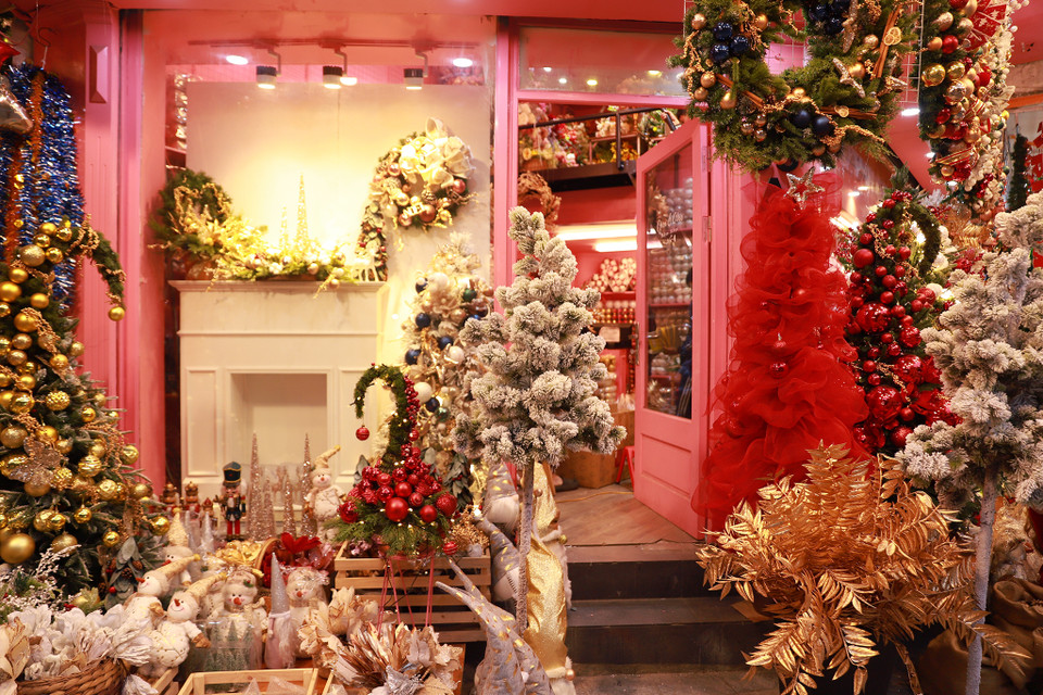 Các mặt hàng cũng thay đổi mẫu mã theo hằng năm. (Ảnh: Hoài Nam/Vietnam+)