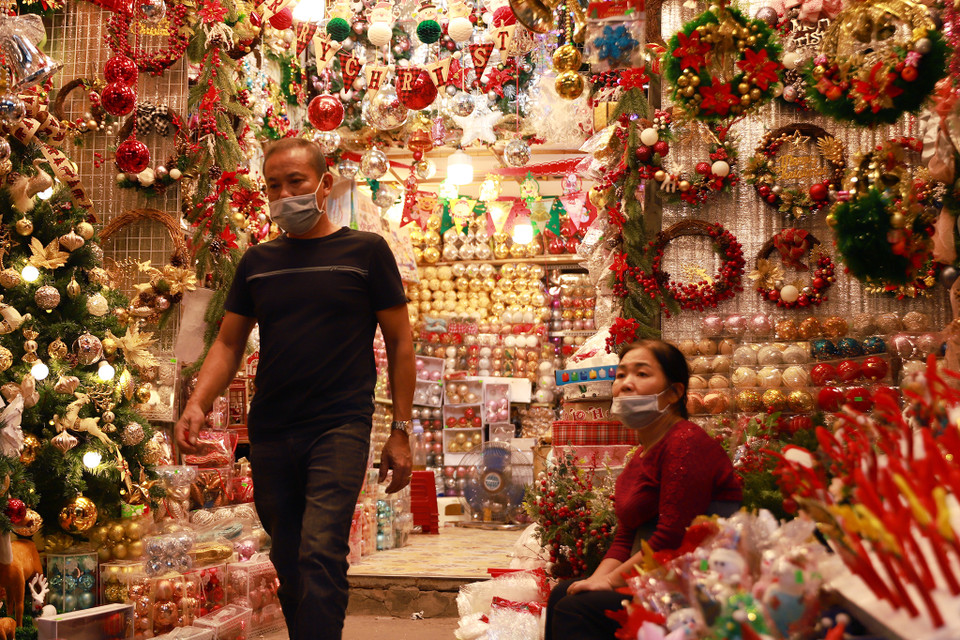 Gia đình nhà ông Tuân tại số 90 Hàng Mã đã buôn bán ở đây 10 năm. Ông cho biết: "Năm nay biết là dịch bệnh nhưng cửa hàng của ông vẫn phải nhập về đủ các loại mặt hàng đa dạng cho khách chọn lựa. Thế nhưng, sức mua cũng thấp hơn mọi năm." (Ảnh: Hoài Nam/Vietnam+) 