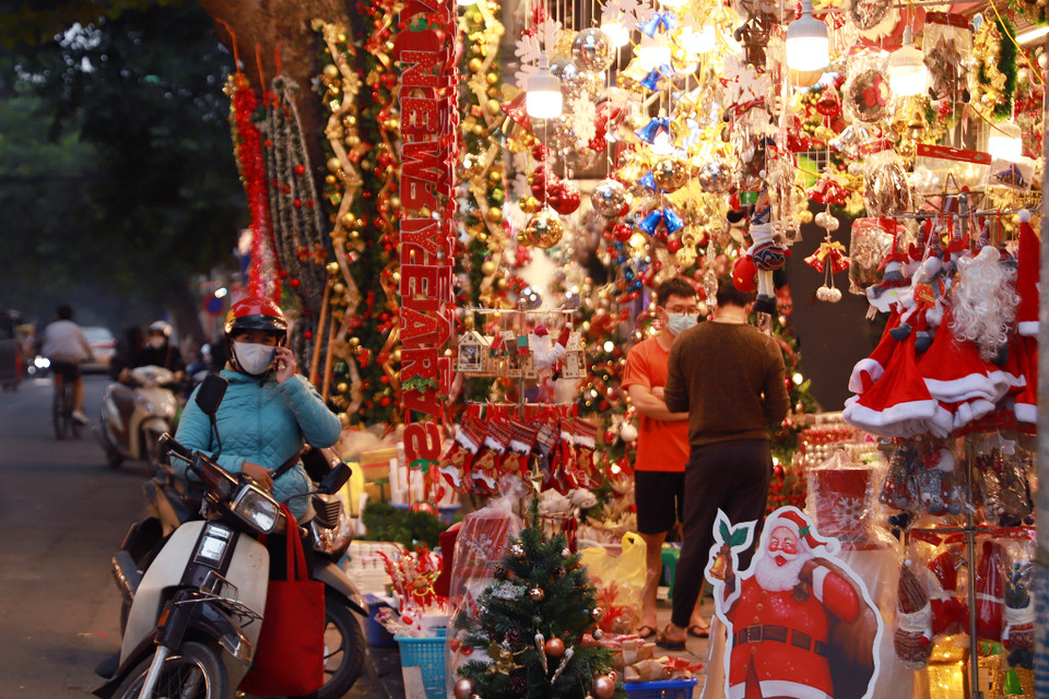 Để thu hút sự chú ý của khách hàng, những món đồ đẹp và bắt mắt được treo bên ngoài dưới ánh đèn rực rỡ. (Ảnh: Hoài Nam/Vietnam+)