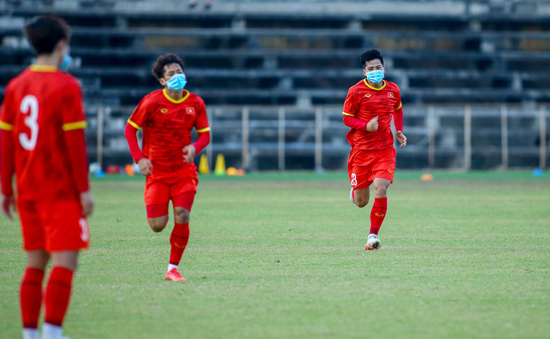 Các ca nhiễm COVID-19 lan nhanh trong nội bộ đội tuyển U23 Việt Nam khiến lực lượng ngày một hao hụt. Nhiều cầu thủ chưa bình phụ chấn thương sau trận gặp U23 Thái Lan vẫn ra sân và nhiều khả năng còn phải thi đấu ngay từ đầu ở trận đấu chính thức sắp tới. (Ảnh: VFF)