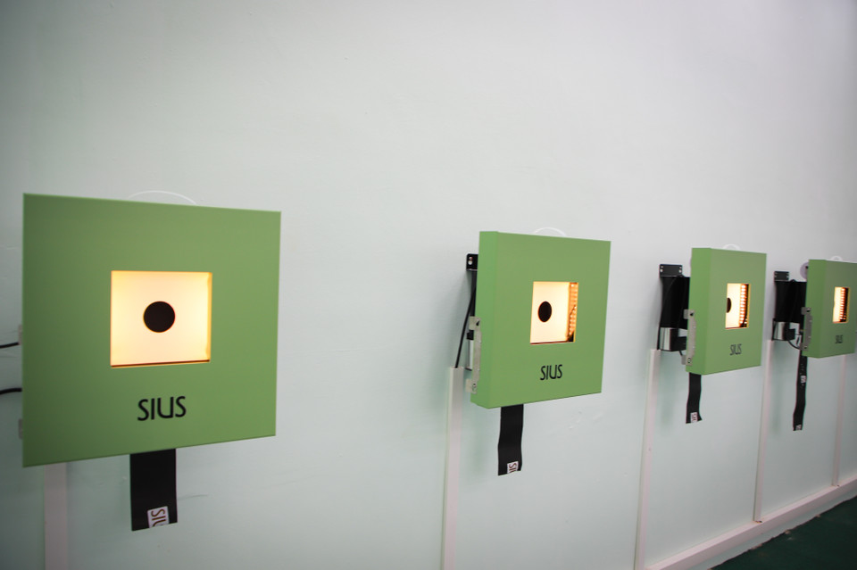 Toàn bộ trang thiết bị của trường bắn được nhập của hãng SIUS, Thụy Sỹ. Trong ảnh, bia điện tử đã được thay thế cho bia giấy. (Ảnh: Hiển Nguyễn/Vietnam+)