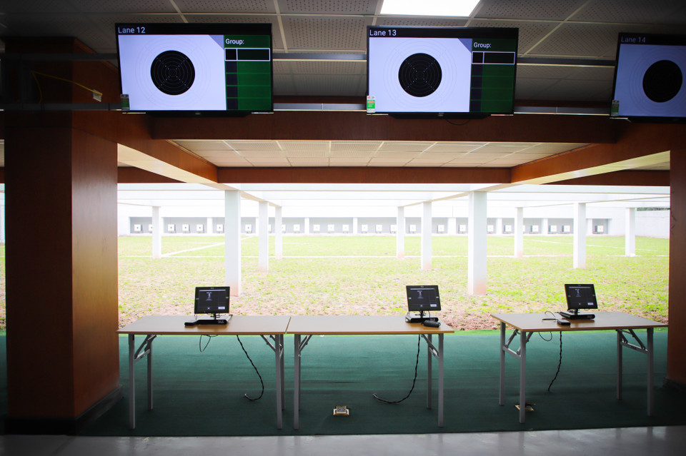 Hình ảnh trường bắn súng khang trang sau khi được nâng cấp, cải thiện. Bia điện tử và các thiết bị chấm điểm tự động đã được đầu tư thay cho bia giấy, cách chấm điểm thủ công bằng tay như nhiều năm trước. (Ảnh: Hiển Nguyễn/Vietnam+)