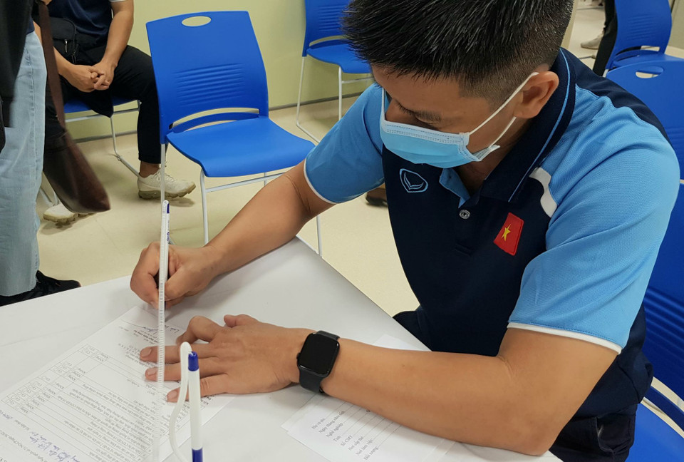 Các thành viên của tuyển Việt Nam như Lee Young Jin, Park Sung Gyun, Lê Huy Khoa, Lưu Danh Minh, Choi Ju Young, Trần Anh Tuấn, Hà Nhật Đoàn, Mai Anh Hoàng, Nguyễn Thế Anh, Ahn Su Young, Cho Sung Wan, Vũ Hồng Việt, Kim Han Yoon, Kim Huyn Tae... cũng đều sẽ được tiêm trong hôm nay. (Ảnh: VFF) 