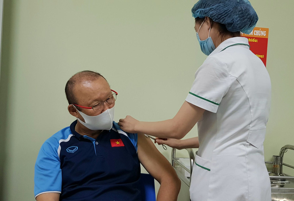 Huấn luyện viên Park Hang-seo được tiêm vaccine. Trong khoảng thời gian dịch bệnh, ông từng nhiều lần phải cách ly khi di chuyển liên tục giữa Việt Nam và Hàn Quốc. (Ảnh: VFF) 