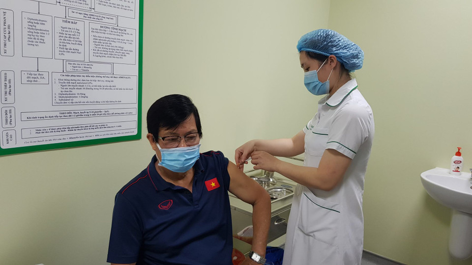 Chủ tịch Hội đồng Huấn luyện viên quốc gia, ông Nguyễn Sỹ Hiển tiêm vaccine. Ông sẽ là trưởng đoàn của đội tuyển Việt Nam dự vòng loại World Cup 2022 sắp tới tại UAE. (Ảnh: VFF) 