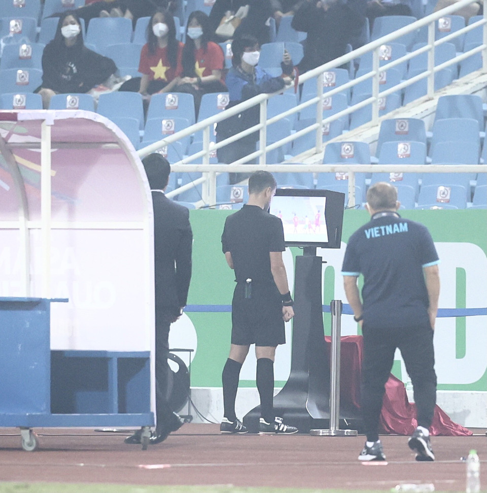 Nhưng nhờ có VAR, đội tuyển Việt Nam thoát thua. Trọng tài chính xem lại pha bóng và từ chối bàn thắng của Saudi Arabia. (Ảnh: PV/Vietnam+)