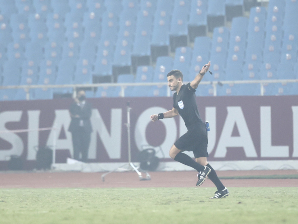 Đây là lần thứ hai tuyển Việt Nam được lợi nhờ VAR. Ở trận gặp Nhật Bản vào hôm 11/11 vừa qua, đội tuyển cũng thoát 1 bàn thua nhờ công nghệ này. (Ảnh: PV/Vietnam+)