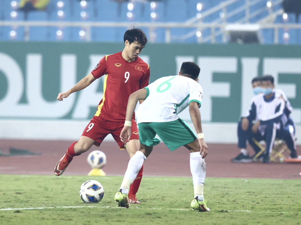 Về cuối trận đấu với Saudi Arabia, huấn luyện viên Park Hang-seo thực hiện hàng loạt thay đổi với hy vọng gỡ hòa và giành ít nhất 1 điểm. Những chân sút như Văn Toàn, Hà Đức Chung và Phan Văn Đức được trao cơ hội với mục tiêu tấn công. (Ảnh: PV/Vietnam+)