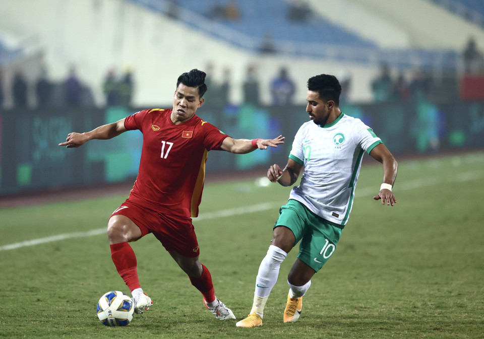 Lối chơi của tuyển Việt Nam đang dần cải thiện, tinh thần cầu thủ cũng rất quyết tâm. Nhưng chừng đó chưa đủ để tạo nên kết quả khác biệt và có điểm số đầu tiên. (Ảnh: PV/Vietnam+)