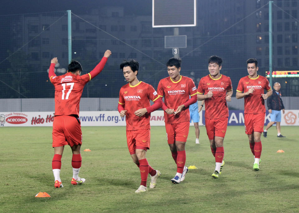 Đội tuyển Việt Nam cho thấy tinh thần thoải mái, sẵn sàng tiếp đón Saudi Arabia trên sân nhà Mỹ Đình ở buổi tập cuối cùng vào tối qua (15/11). (Ảnh: VFF)