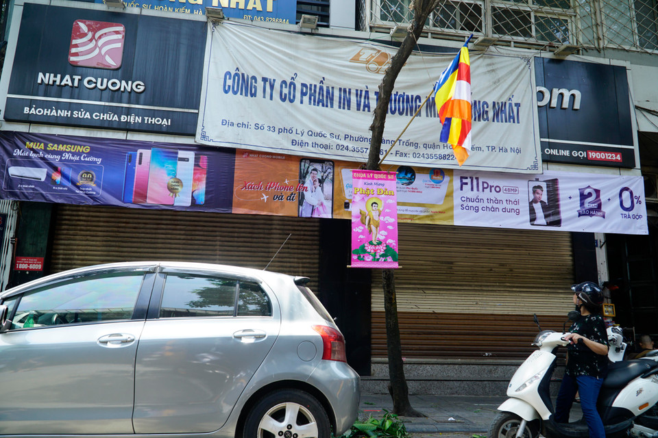 Trước đó, ngày 9/5 Cơ quan Cảnh sát điều tra Bộ Công An đã tiến hành đột kích khám xét khẩn cấp tại 9 địa điểm liên quan đến công ty Nhật Cường, thu giữ hàng nghìn điện thoại di động, máy tính bảng... và tài liệu liên quan. (Ảnh: Minh Hiếu/Vietnam+)