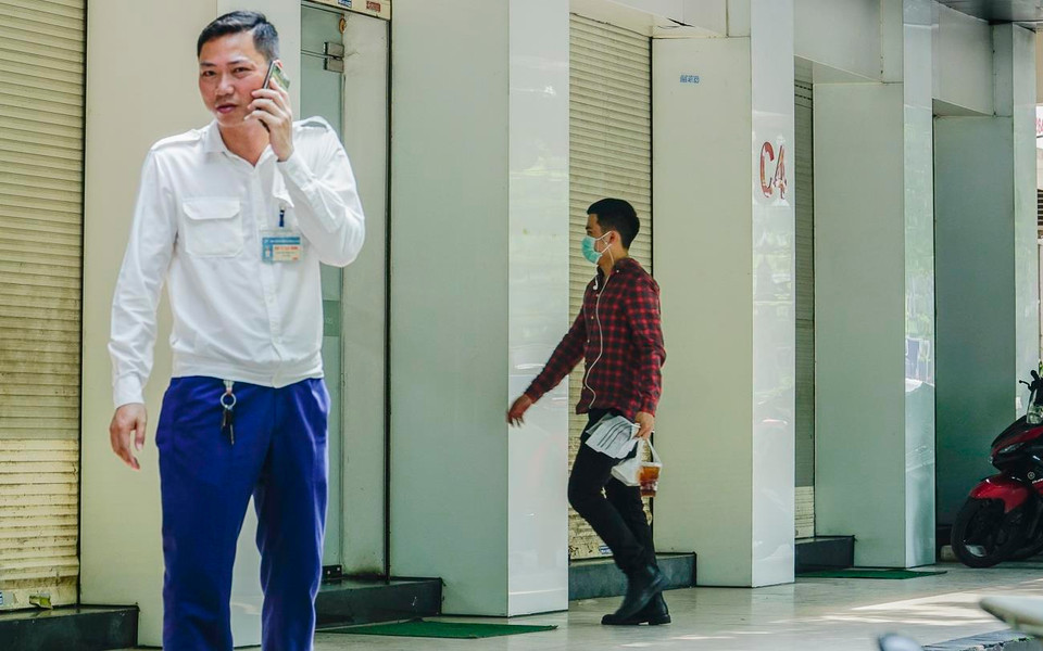 Lượng khách ra vào tại cửa hàng Nhật Cường vẫn rất đông. (Ảnh: Minh Hiếu/Vietnam+)