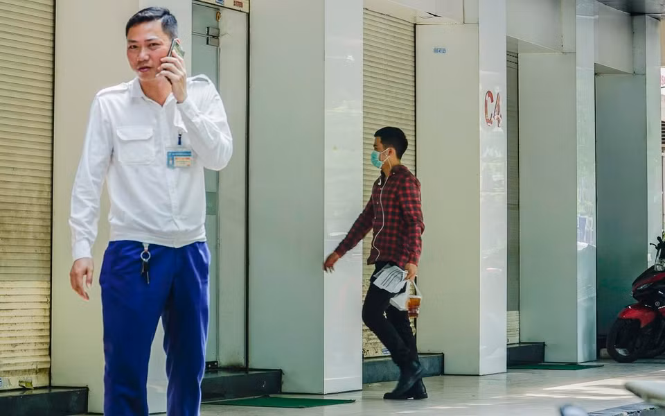 Lượng khách ra vào tại cửa hàng Nhật Cường vẫn rất đông. (Ảnh: Minh Hiếu/Vietnam+)