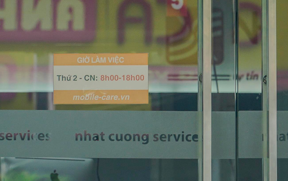Giờ mở - đóng của vẫn được dán niêm yết tại cửa ra vào. (Ảnh: Minh Hiếu/Vietnam+)