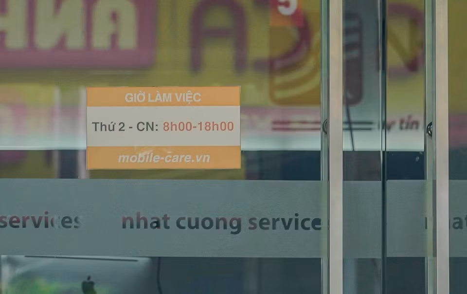 Giờ mở - đóng của vẫn được dán niêm yết tại cửa ra vào. (Ảnh: Minh Hiếu/Vietnam+)